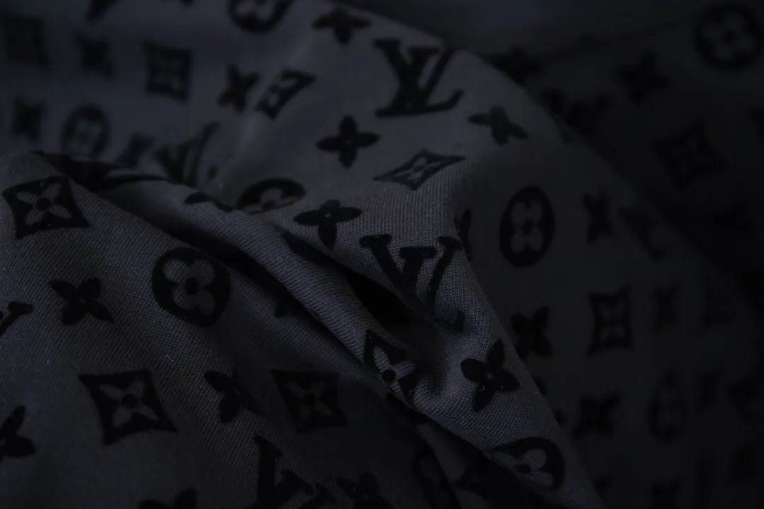 🅿️180 high quality LV Louis 25 spring and summer latest style full logo flocking short sleeves same style for men and women ready for sale Made of 80-count double-ply combed long-staple cotton, double-faucet large jacquard machine, very very three-dimensional jacquard structure 👌🏻97% long-staple cotton, mixed with 3% core-spun spandex, the production time is very long, a rare item 💯 It is the most beautiful scenery in this summer if you wear it inside or outside! S M L XL